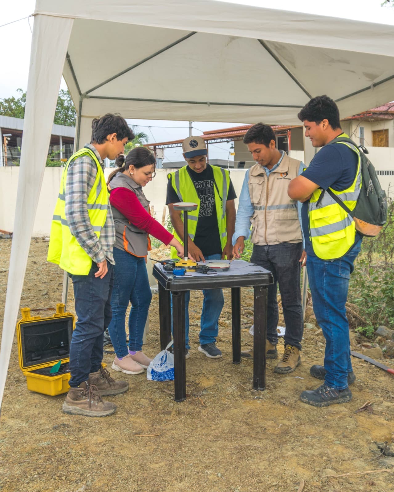 Equipo de ingeniería de DEMMA en campo