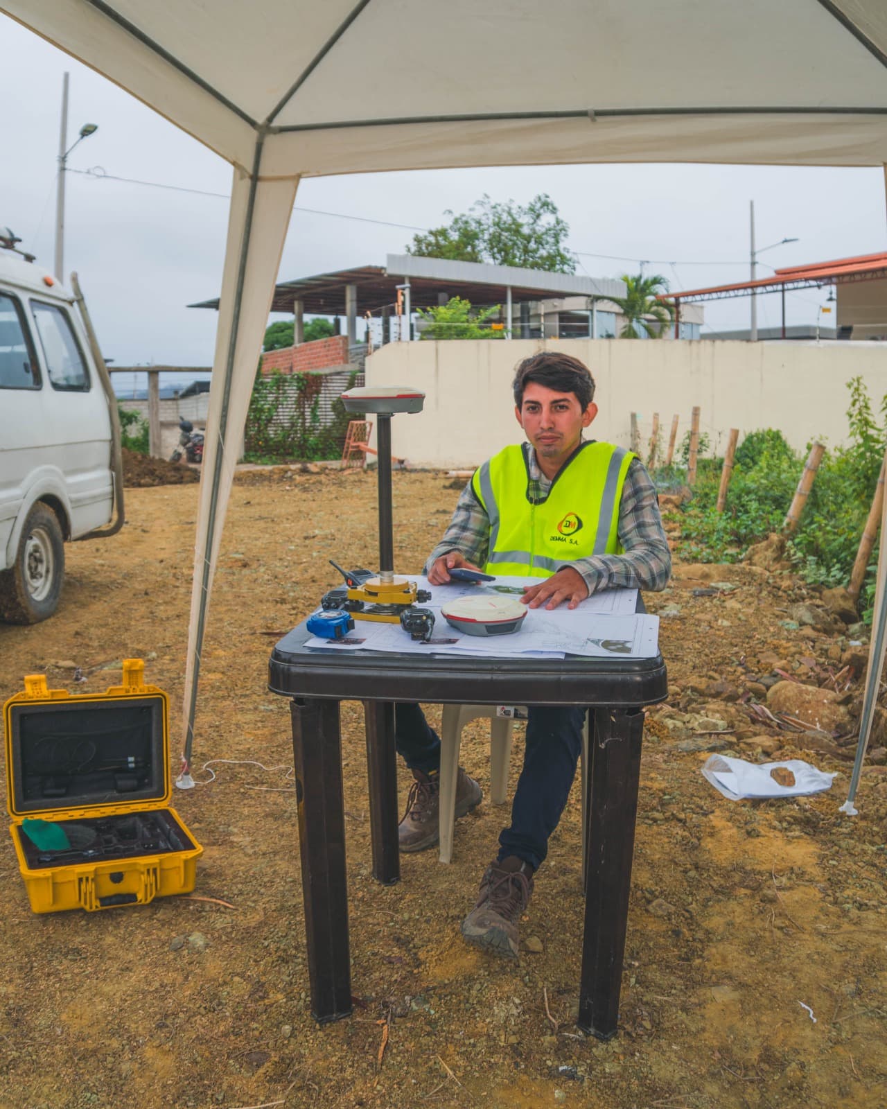 Topógrafo trabajando en un proyecto